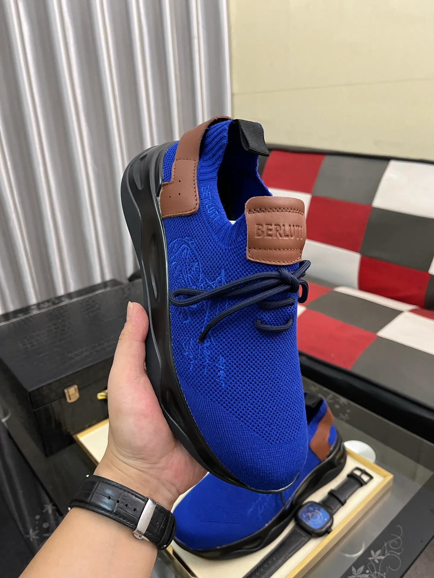 Men's Men's Shoes 💰400⌚️⌚️Berlut* France's top men's shoes, Berluti brand broke the rules in its first show and launched a new Edge shoe last. This model is hand-crafted with exquisite and fashionable fly-woven cowhide, a water-dyed cowhide lining, and an original color-blocked lightweight and wear-resistant rubber sole. This bold improvement of the iconic shoe last is of great significance to the creative work of its unique shape and edge width. On Alessandro shoes, this sharp-edged silhouette is made more see-through through Kris' bold and professional new Cloudy dyeing, making it classic and fashionable! Size: 38-46
